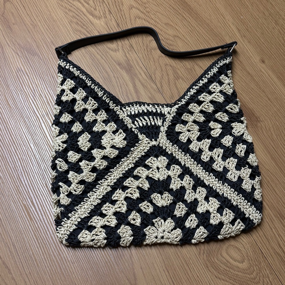 NWOT Wildflowers woven Hobo summer Bag in Black & Cream
Handmade shoulder purse - Picture 2 of 11